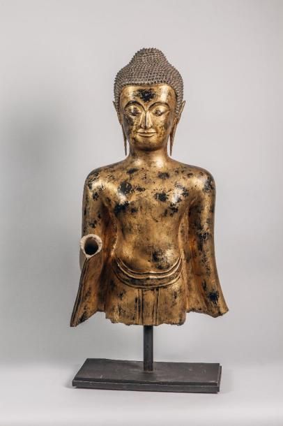 KMER Buste de Buddha qui devait être dans la posture d'abaya mudra, les mains en...