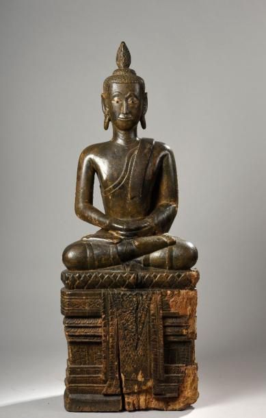 KMER Buddha assis en virasana sur un haut socle à base lotiforme d'où pend une bannière,...