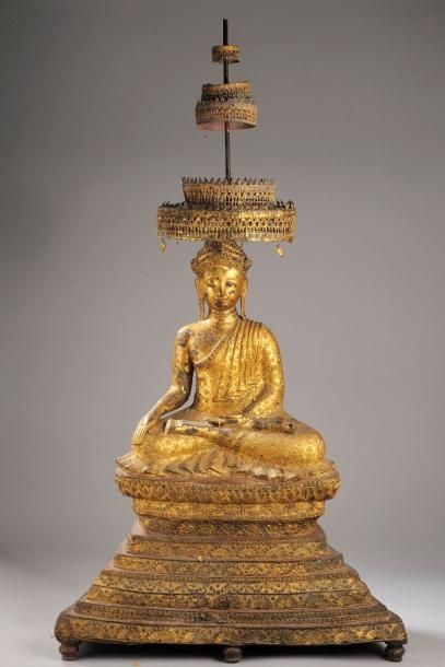 KMER Buddha Maravijaya assis sur une base lotiforme supporté par un haut socle pyramidale...
