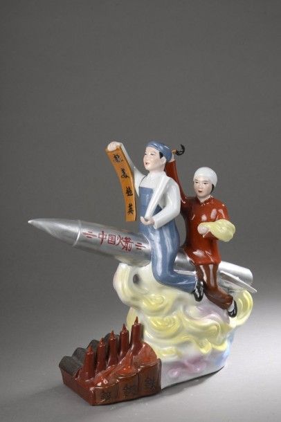 CHINE Groupe illustrant la propagande maoïste. Céramique polychrome. Chine. 40cm