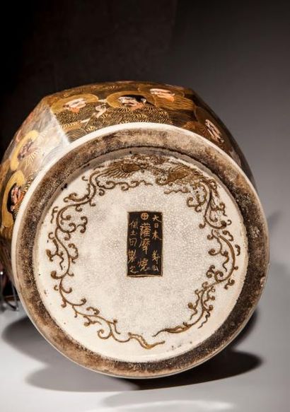 PÉRIODE MEIJI Vase en faience de satsuma moulé au col de deux anses dragons et illustré...