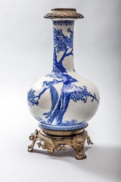 PÉRIODE MEIJI Vase globulaire à col droit en porcelaine blanche décorée en bleu d'oiseaux...