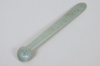 CHINE Fibule illustrant un sceptre Rhui terminée par un médaillon polylobé ciselé...