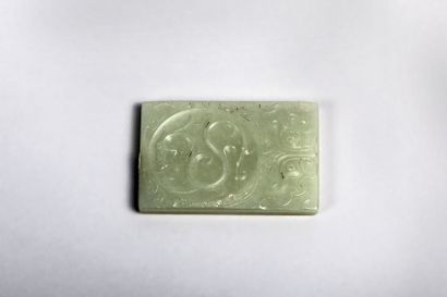 CHINE Plaque de jade ciselée sur deux faces de motifs archaïsants et granulations...