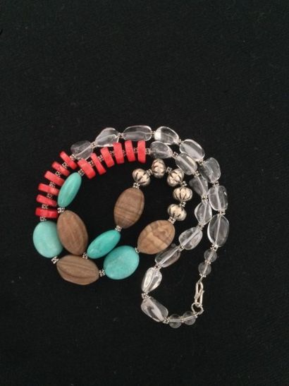 CHINE Collier recomposé selon la tradition de perles de turquoises, corail, cristal...