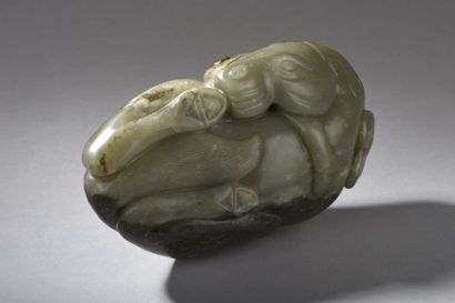 CHINE Cheval figuré couché et lové. Jade. Chine. Dynastie Ming. 1368 à 1644. Ht 18cm...