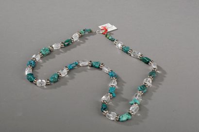 CHINE Collier recomposé selon la tradition de perles de cristal de roche, turquoise...
