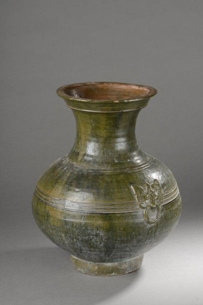 CHINE Vase de forme Hu rappelant la vaisselle rituelle de bronze en terre cuite moulée...
