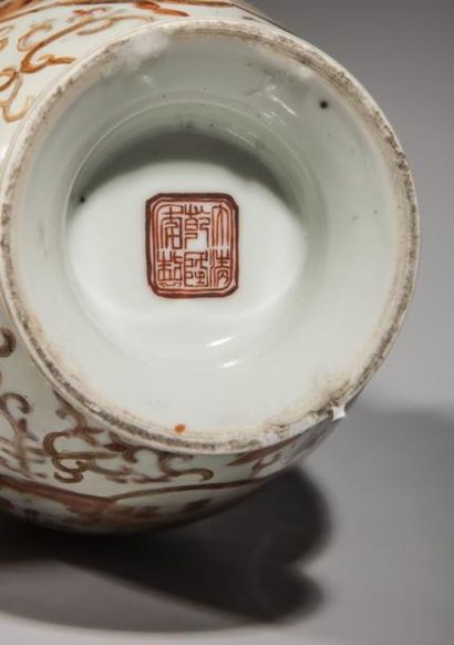 CHINE Flacon en porcelaine décoré d'un paysage en réserve en pigments corail et rehaut...