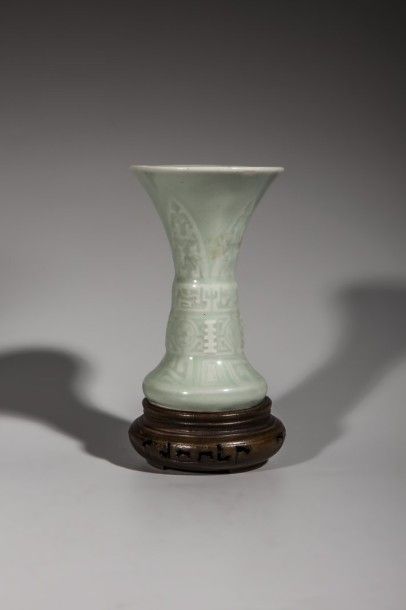 CHINE Vase de forme Gu en porcelaine moulé de motifs archaïsants sous glaçure monochrome...
