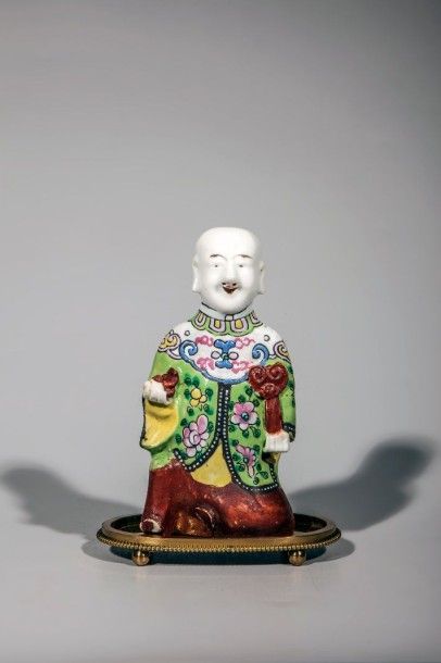 CHINE Personnage légendaire tenant un rhui et vêtu d'une tunique de cour en porcelaine...