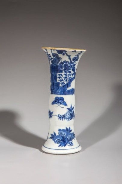 CHINE Vase en porcelaine bleu à décor de bouquets fleuris et échassiers . Chine....