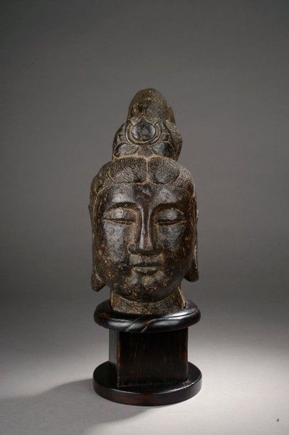 CHINE Tête du Boddhisattva Kwan Yin coiffé d'un haut chignon serti d'un diadème lotiforme....