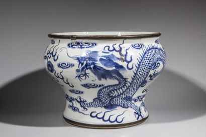CHINE Importante coupe en porcelaine blanc bleu décorée de dragons et perles d'éternité....