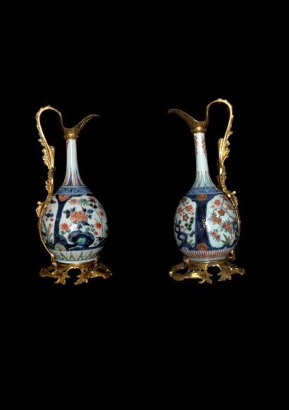 CHINE Paire de flacons en porcelaine imari décoré en émaux polychromes de motifs...