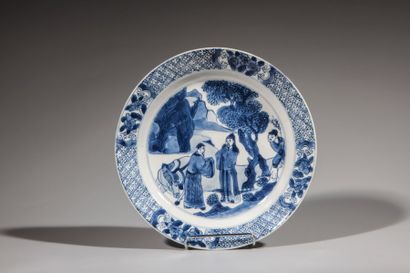 CHINE Assiette en porcelaine blanche décorée en bleu cobalt sous couverte d'un épisode...