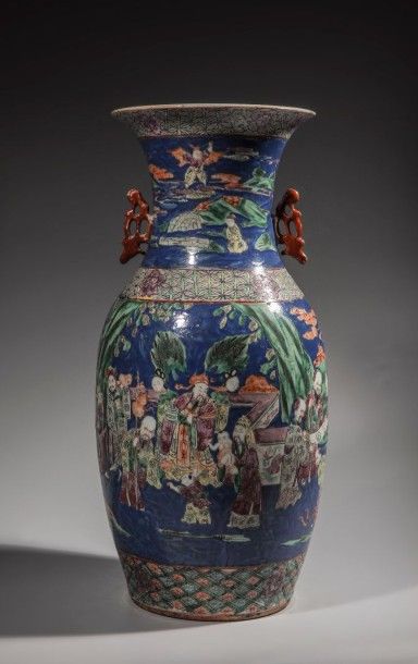 CHINE Vase balustre en porcelaine de la famille verte illustré de scènes de palais...