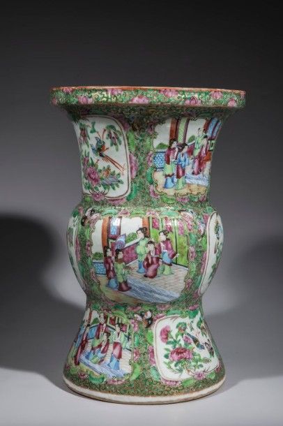 CHINE Vase cratère en porcelaine de canton. Chine. Dynastie Qing. 19 ème siècle....