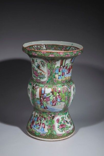 CHINE Vase cratère en porcelaine de canton. Chine. Dynastie Qing. 19 ème siècle....