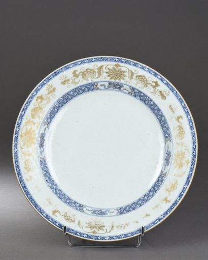 CHINE Plat en porcelaine blanche décoré au marli de deux frises en bleu cobalt sous...