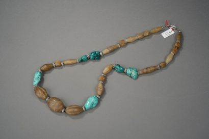 null Collier recomposé selon la tradition de perles de turquoises, agates et métal...
