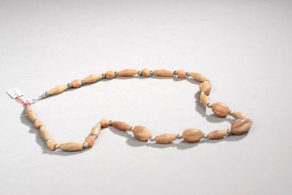 null Collier recomposé selon la tradition de perles d'agate et métal argenté. Minorités...