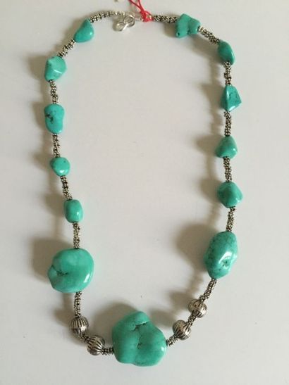 null Collier recomposé selon la tradition de perles de turquoise, et métal argenté....