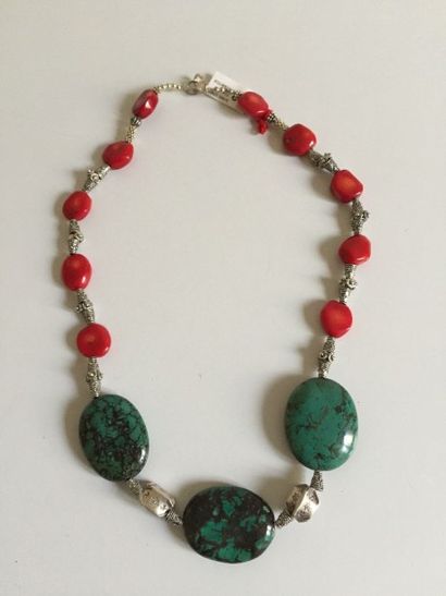 null Collier recomposé selon la tradition de 3 perles de turquoises plates, perles...