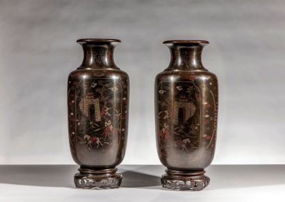 null Paire de vases en bronze à décor de scènes guerrières base ajourée

Japon, fin...