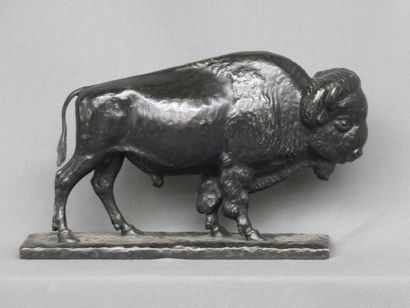 null Lucien GIBERT (1904-1988)- Bison en bronze à patine sombre- Signé sur la terrasse-...
