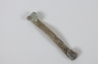 null Fibule illustrant un sceptre Rhui terminée par un médaillon polylobé ciselé...