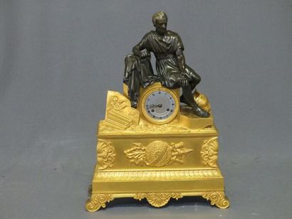 null Pendule en bronze doré et bronze patiné surmontée de Caius Gracus assis sur...