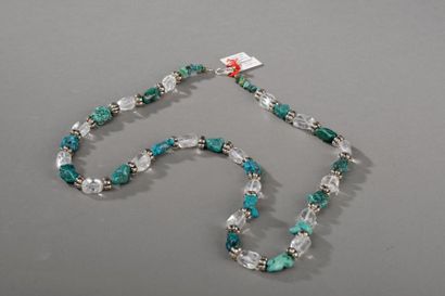 null Collier recomposé selon la tradition de perles de cristal de roche, turquoise...
