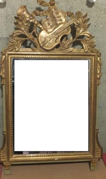 null Miroir en bois doré et sculpté à fronton- Style LOuis XVI- début XXème 