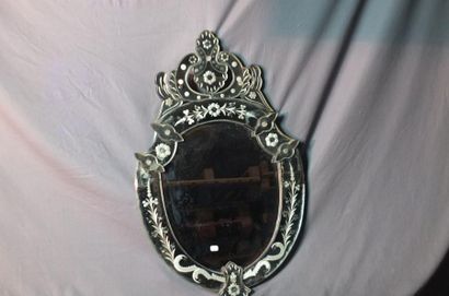 null Miroir ovale à fronton ciselé en verre, dit " de Venise" Epoque 1900