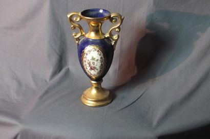 null Vase à anses torses en porcelaine de Sèvres à décor d'un médaillon de fleurs...