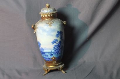 SEVRES- Vase couvert en porcelaine monté...