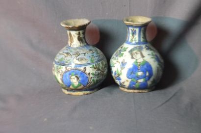 null Deux vases en faience à décor de têtes de personnages sur fonds fleuri -PERSE...