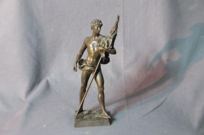 null Ecole française FIN XIXè Soldat tenant un étendard en bronze à patine dorée...