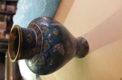 null Vase en bronze cloisonné sur fond bleu turquoise JAPON XIXè