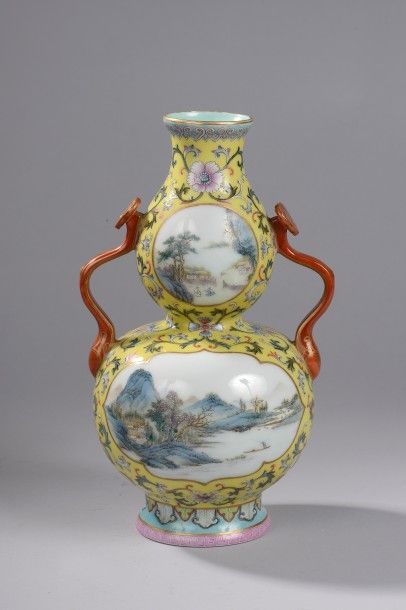 null Vase double gourde sur piédouche serti d'anses latérales reliant les deux corps...
