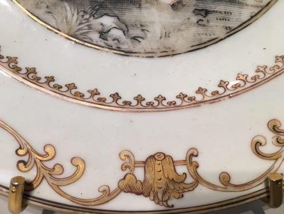 null Paire d'assiettes en porcelaine de la Compagnie des Indes décoré d'un scène...