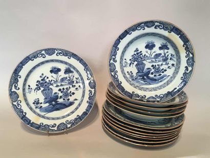 null Suite de 13 assiettes Compagnie des Indes en porcelaine blanche décoré en bleu...
