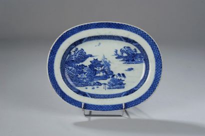 null Plat ovale de la Compagnie des Indes en porcelaine blanche décoré en bleu cobalt...