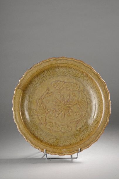 null Large plat du Lonquan à marli polylobé en épaisse porcelaine décorée de deux...