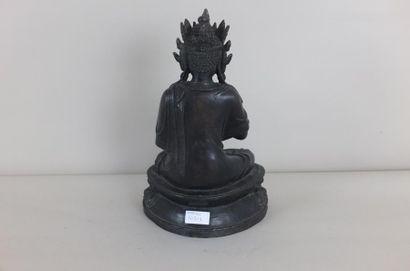 null Buddha assis en dhyanasana sur un socle lotiforme couronné d'un diadème et vêtu...
