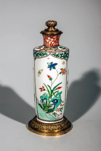 null Vase en porcelaine de la famille verte à monture bronze doré. Chine. Dynastie...