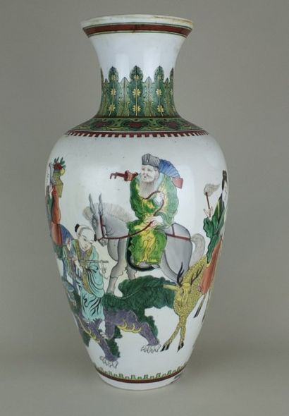 null Vase en porcelaine à décors de cavaliers polychromes sur fond blanc cassé –...