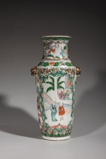 null Vase balustre en porcelaine de canton moulé à l'épaulement de deux anses à têtes...