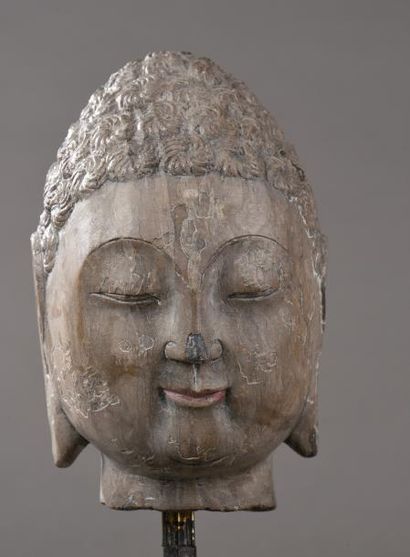 null Tête de Buddha à l'expression de béatitude et de sérénité coiffée de bouclettes...